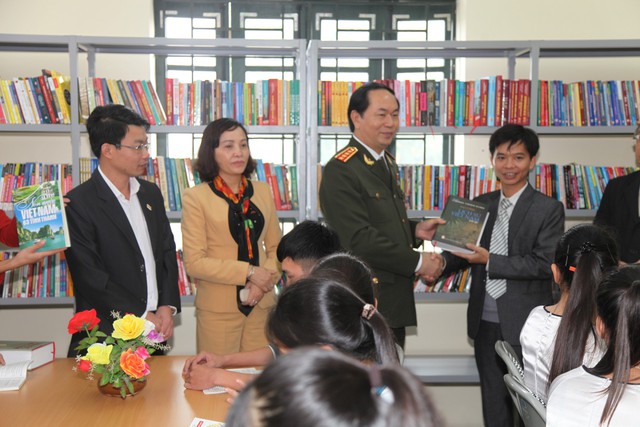Tặng tủ sách cho thư viện trường THPT Kim Sơn B.