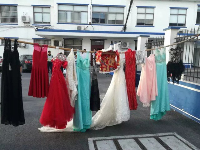 Những chiếc váy cưới tang vật bị cảnh sát tịch thu từ nhà tên trộm.