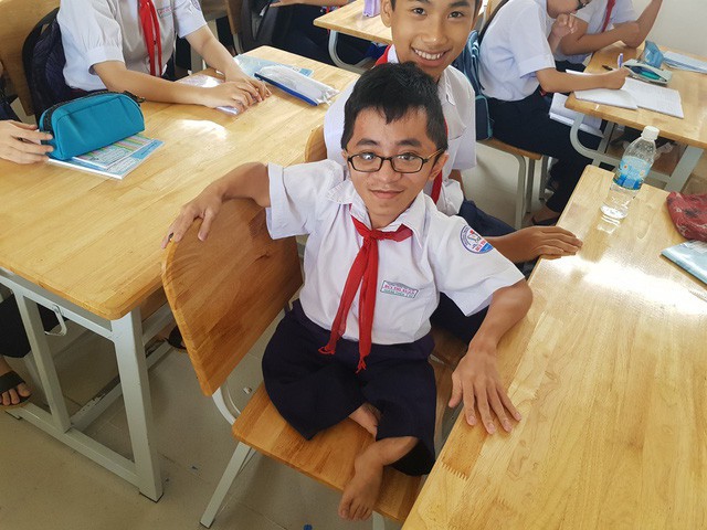 Em Trương Hoàng Thiện, học sinh lớp 9/2 trường THCS Bùi Thị Xuân (TP Nha Trang) nỗ lực đến trường dù bị khiếm khuyết về thể chất