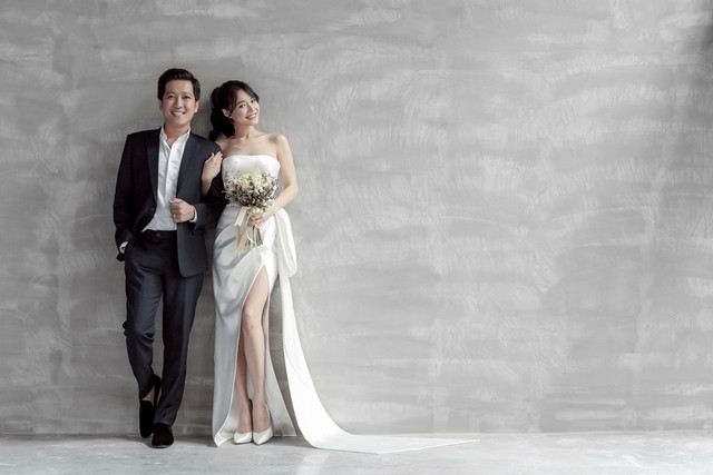
NTK Chung Thanh Phong cho biết trong ngày cưới nữ diễn viên Yêu đi, đừng sợ sẽ mặc hai bộ váy. Một váy cho lễ truyền thống và bộ còn lại để tiếp khách. Lễ cưới của cặp sao được tổ chức vào chiều 25/9 tại một trung tâm tiệc cưới sang trọng ở TP.HCM.
