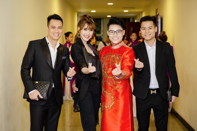 Nữ ca sĩ cùng Việt Anh và một người bạn chụp ảnh cùng ca sĩ Duy Cường (áo dài đỏ), nhân vật chính của show diễn.