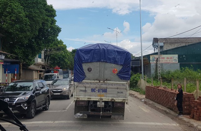 
Lượng phương tiện tăng đột biến trên các tuyến đường tránh qua địa bàn tỉnh Yên Bái hướng Hà Nội – Lào Cai và ngược lại. Ảnh: Cao Tuân
