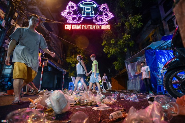 23h đêm 23/9, khi dòng người đã trở về nhà nghỉ ngơi thì chợ Trung thu phố cổ Hà Nội hiện lên là các bãi rác.