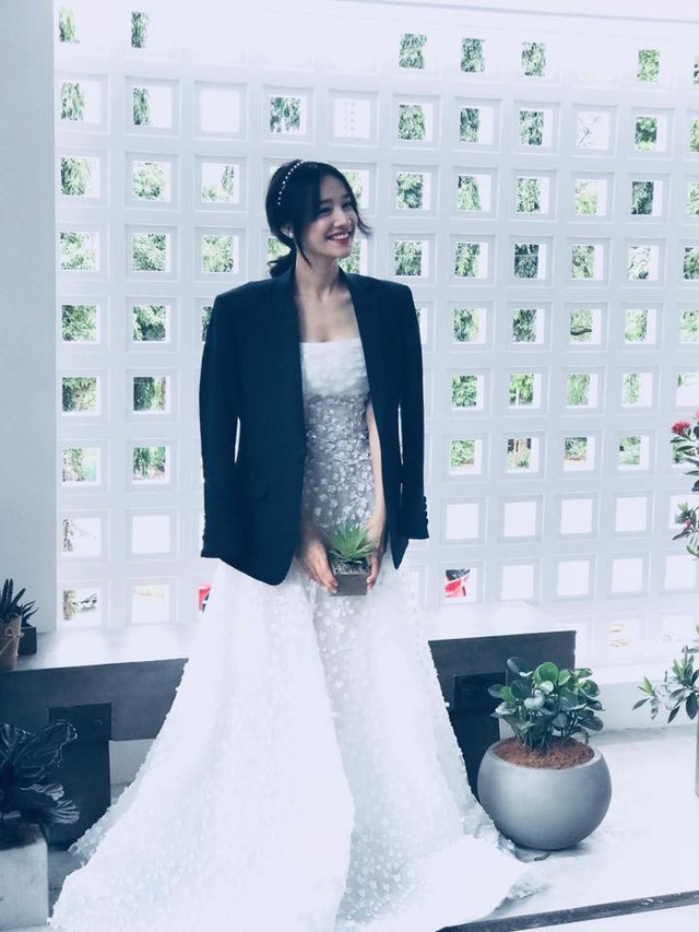 Hình ảnh Nhã Phương xinh đẹp trong hậu trường buổi chụp ảnh cưới.