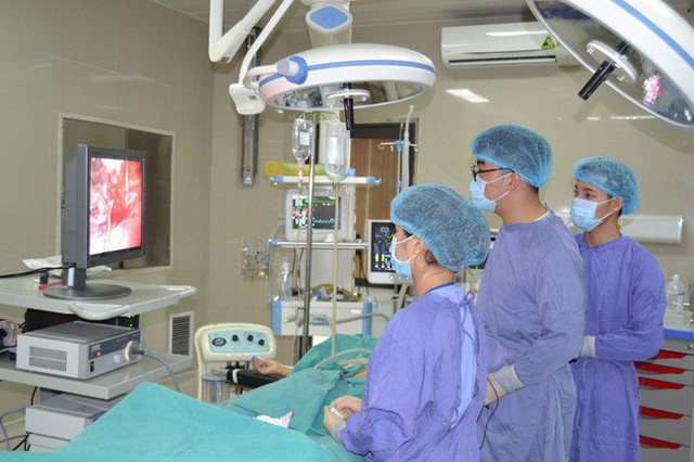 
Các bác sĩ cấp cứu 1 bệnh nhân trước đó. Ảnh: IT
