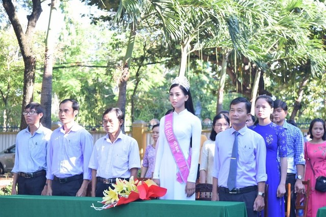 Hoa hậu Việt Nam tham dự chào cờ đầu tuần cùng các thầy cô giáo của trường. Ảnh: THANH NHẬT.