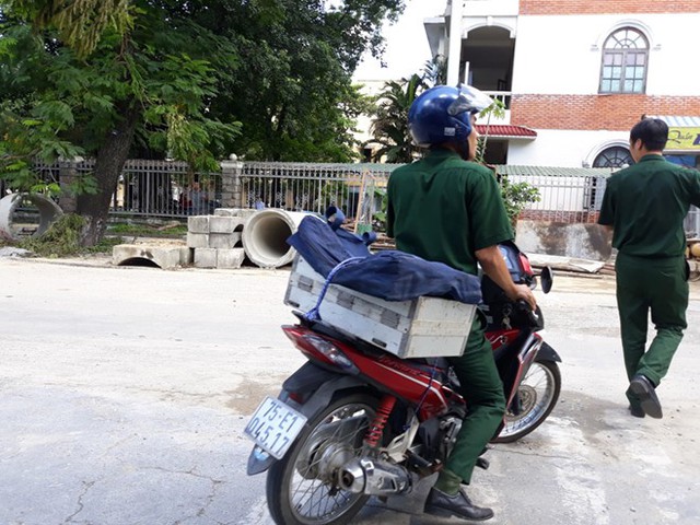 Vật nghi là mìn được lực lượng quân sự chuyển đi để xử lý. Ảnh: Điền Quang.