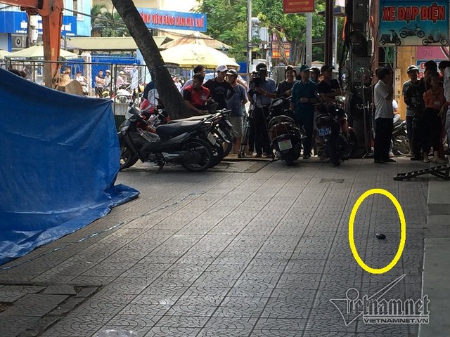 Vật liệu nghi lựu đạn (khoang tròn) nằm lăn lóc trước cổng đại lí xe máy