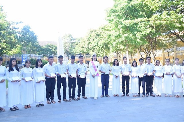 Hoa Hậu Việt Nam chụp ảnh cùng các học sinh được trao học bổng. Ảnh: THANH NHẬT.