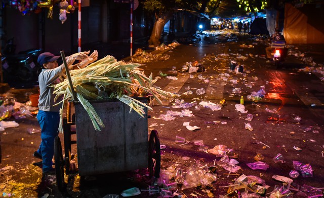 Bà Phương (công nhân Xí nghiệp môi trường đô thị Hà Nội) cho biết rác thải nhiều thường do người dân đi chơi ăn uống, sau đó xả ngay xuống đường mà không bỏ rác vào thùng.