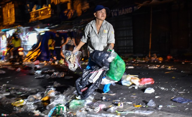 “Mấy ngày này, chúng tôi phải làm việc tới 3h sáng mới thu gom hết số lượng rác khổng lồ này.” Bà Phương nói.