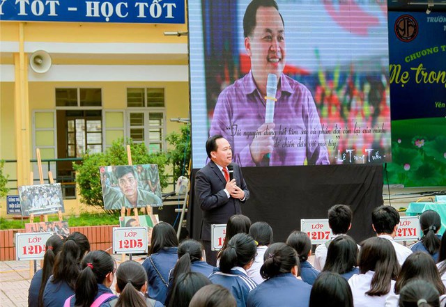 
Lê Trung Tuấn trong một buổi nói chuyện với các em học sinh về tác hại của ma túy. (ảnh: Facebook nhân vật)
