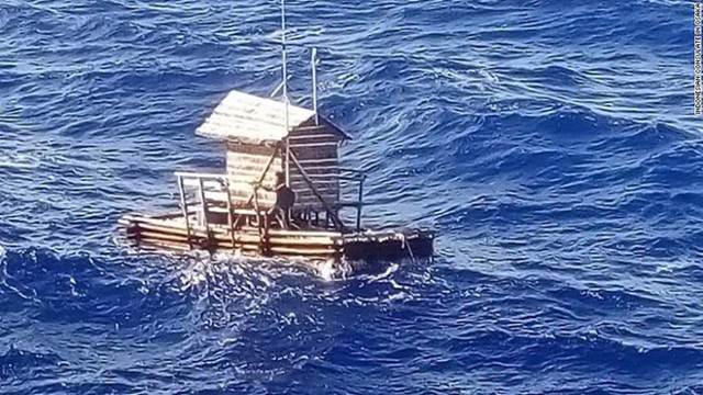 Adilang tr&ecirc;n chiếc b&egrave; khi được t&igrave;m thấy bởi t&agrave;u h&agrave;ng Panama. Ảnh: CNN.