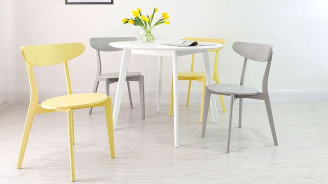 Chiếc bàn ăn đơn giản, thiết kế hình tròn tiết kiệm diện tích, ghế ăn nhiều màu sắc mang lại không khí sôi động và vui vẻ cho những bữa ăn gia đình.