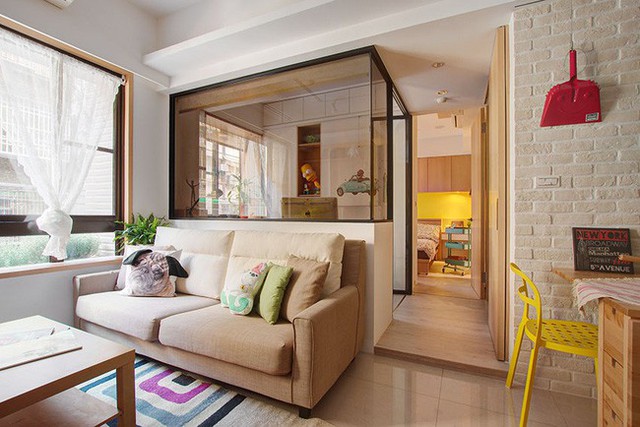 Căn phòng khách trở nên xinh xắn hơn nhờ chọn lựa ghé sofa cùng tông với màu gỗ trên tường.