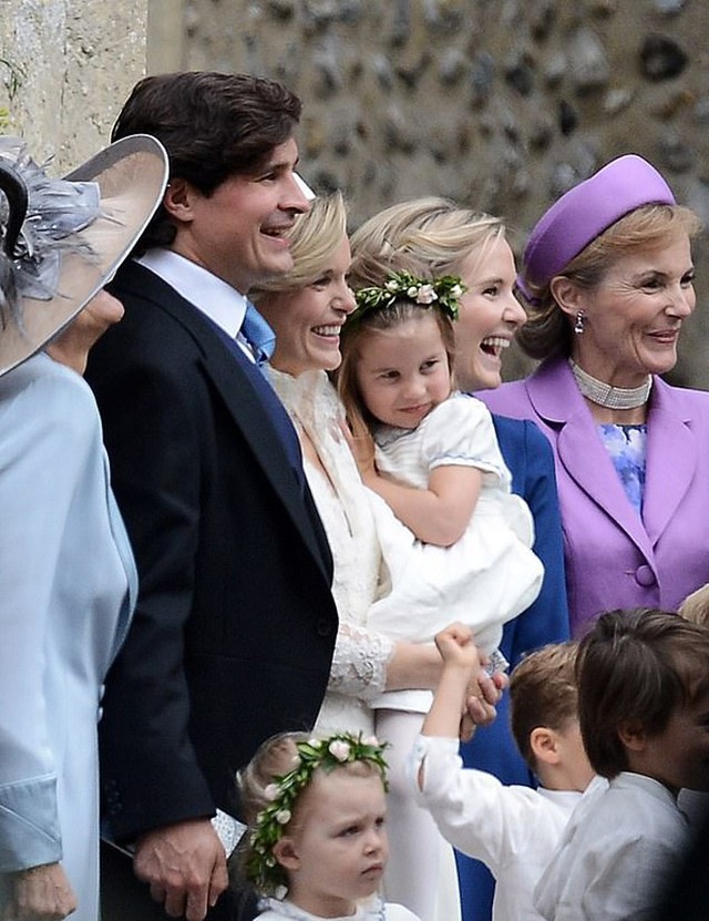 Công chúa 3 tuổi thoải mái dựa vào người mẹ đỡ đầu Sophie khi chụp ảnh kỷ niệm hôm 22/9. Ảnh: Twitter.