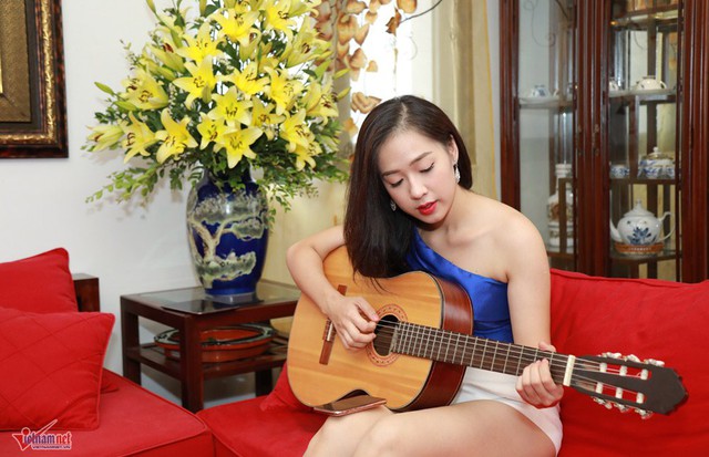Hà My rất yêu thích cây đàn guitar. Những lúc căng thẳng của cuộc sống cô lôi đàn ra chơi để có thêm năng lượng tích cực.