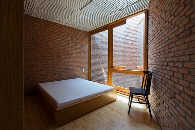 Phòng ngủ có lớp trần bằng gỗ có tác dụng chống nóng.