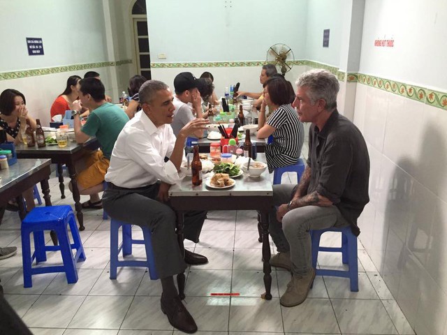 Tổng Thống Mỹ Barack Obama ăn bún chả cùng đầu bếp Anthony Bourdain năm 2016 ở Hà Nội