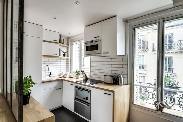Nhà bếp mở thẳng ra phòng khách cho căn hộ kiểu Paris này.
