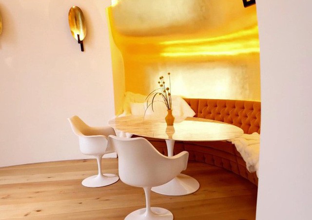 Một góc phòng dành cho bữa sáng ở tầng trên mặt đất. Tường của căn phòng này được trang trí bằng vàng 24 karat…