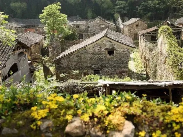 Ngôi làng với những căn nhà bằng đá cổ kính.