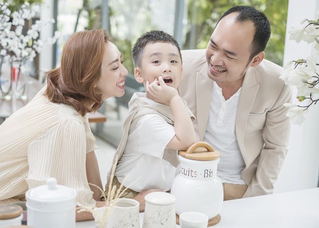 Gia đình nhỏ hạnh phúc của Tiến Luật - Thu Trang.