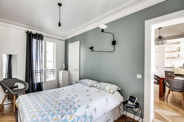 Tường phòng ngủ được sơn màu xám xanh để tạo sự ấm áp.