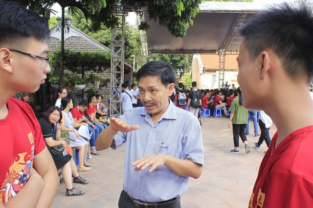 
PGS.TS Trần Văn Tớp - Phó Hiệu trưởng Trường ĐH Bách Khoa Hà Nội đang chia sẻ với các tân sinh viên.     Ảnh: Q.Huy
