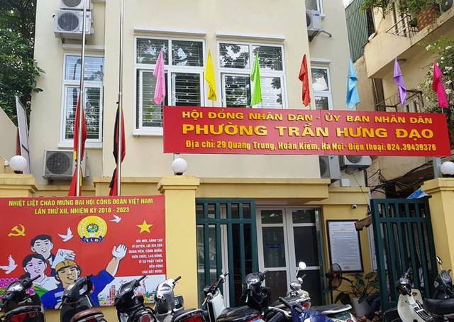 Các cơ quan công sở đã đồng loạt treo cờ rủ trong 2 ngày Quốc tang Chủ tịch nước Trần Đại Quang. Ảnh: Như Lực