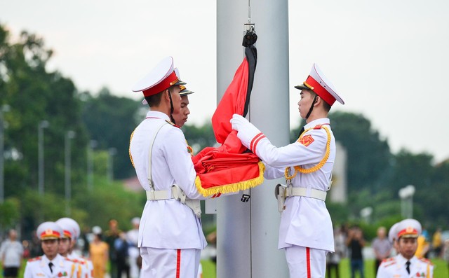 
Khác với ngày thường, trên lá cờ có buộc dải băng đen, chiều rộng bằng 1/10 lá cờ, chiều dài tối thiểu bằng một nửa lá cờ, lá cờ chỉ được treo đến 2/3 cột cờ. Tối cùng ngày sẽ không có lễ hạ cờ như thường lệ mà lá cờ rủ sẽ được treo liên tục trong hai ngày Quốc tang 26/9 và 27/9.
