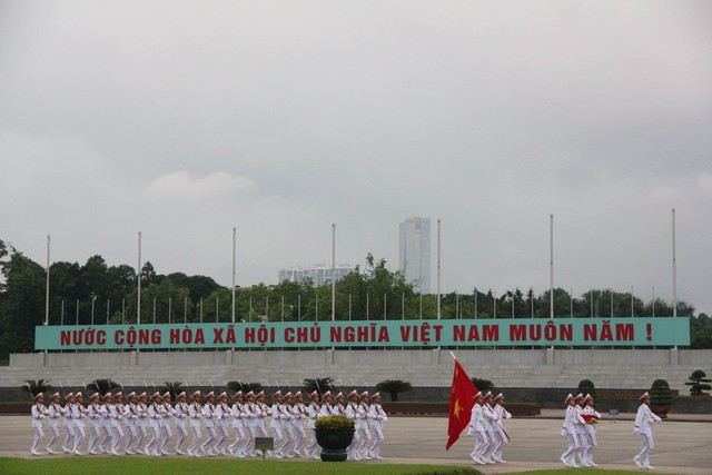 
Các chiến sĩ tiêu binh tiến hành nghi lễ. Ảnh: Cao Tuân
