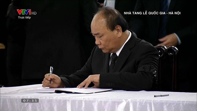 Thủ tướng Nguyễn Xuân Phúc ghi sổ tang
