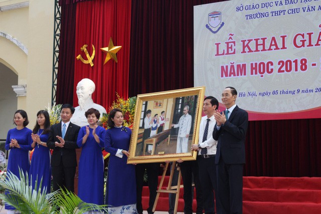 
Chủ tịch nước tặng quà cho thầy trò trường THPT Chu Văn An nhân dịp năm học mới. (Ảnh: Tư liệu Trường THPT Chu Văn An).
