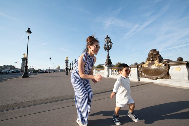 Thiên Từ cũng cao hơn, nhanh nhẹn hơn và nói được một vài chữ tiếng Anh rất rõ ràng.