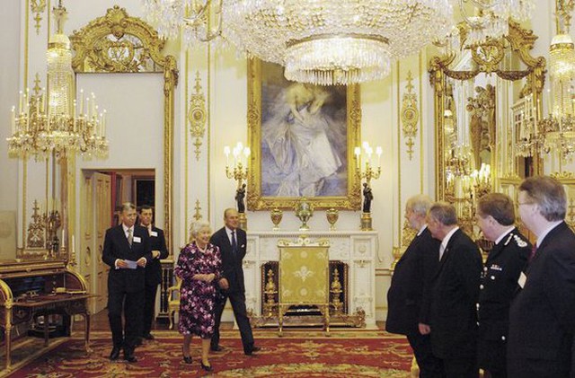 Nữ hoàng Anh xuất hiện từ sau cánh cửa bí mật trong một lần tiếp khách tại Điện Buckingham. Ảnh: UK Press.