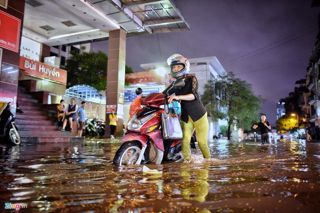 Phố Phan Văn Trường (quận Cầu Giấy) như thường lệ, cứ mưa lớn là ngập.