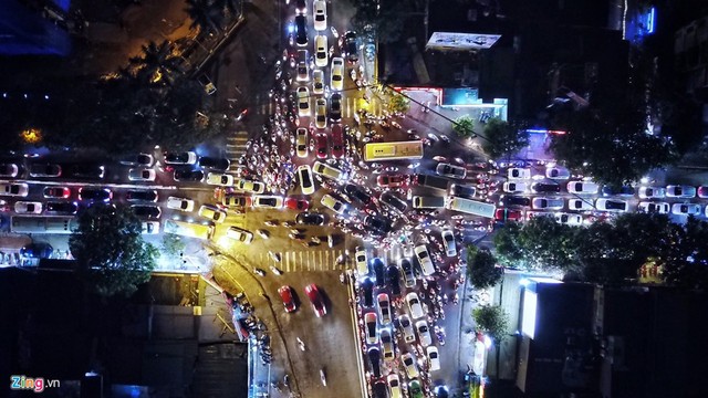 Ngã tư Trần Thái Tông - Cầu Giấy bị rối loạn giao thông lúc 18h30.