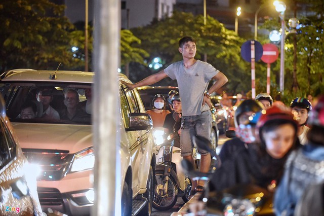 Tài xế xuống xe ngóng về phía trước vì sốt ruột tại ngã tư Nguyễn Phong Sắc - Trần Quốc Hoàn.