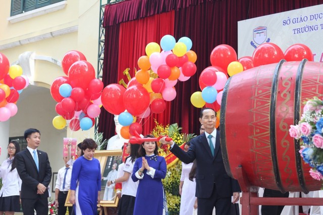 
Chủ tịch nước đánh trống khai giảng năm học mới tại Trường THPT Chu Văn An, ngày 5/9 vừa qua. (Ảnh: Tư liệu Trường THPT Chu Văn An).
