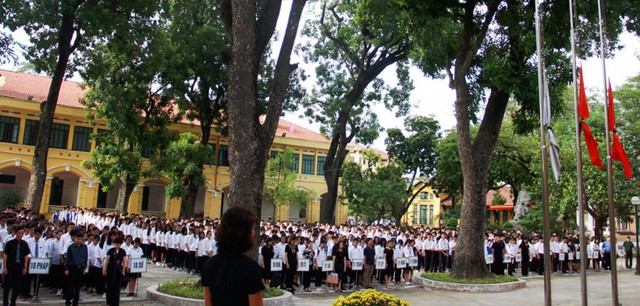 
Trong ngày đầu tiên Quốc tang, trường THPT đã cùng cùng nhau đeo băng tang trên ngực áo và dành một phút mặc niệm để tưởng nhớ tới cố Chủ tịch nước Trần Đại Quang. Ảnh: Nam Nam.
