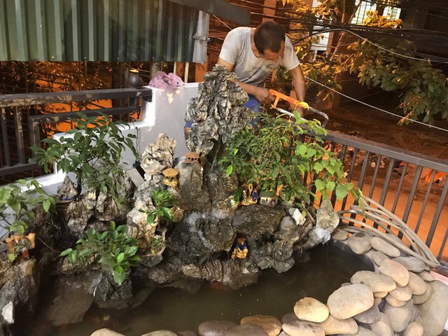 Anh Hùng, làm trong ngành xây dựng cho biết, anh ấp ủ làm khu vườn bonsai từ ngày còn ở nhà cũ chỉ 40m2. Khi bắt tay vào xây căn nhà này, anh chị đã đề xuất với bên thiết kế thay đổi kiến trúc.
