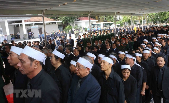 Các đồng chí lãnh đạo, nguyên lãnh đạo Đảng, Nhà nước cùng đông đảo đại diện các cơ quan, Ban, ngành Trung ương, địa phương và người thân tới viếng Chủ tịch nước Trần Đại Quang. (Nguồn: TTXVN)