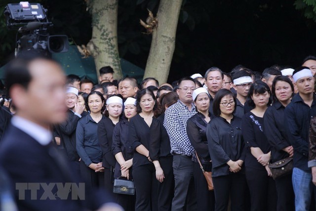 Dòng người lặng lẽ xếp hàng chờ vào viếng Chủ tịch nước Trần Đại Quang. (Nguồn: TTXVN)