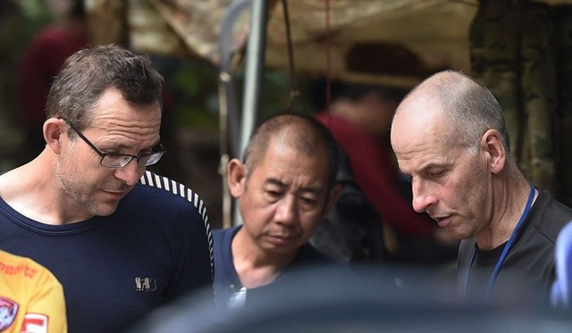 Thợ lặn John Volanthen và William Stanton bên ngoài hang Tham Luang hôm 3/7. Ảnh: AFP.