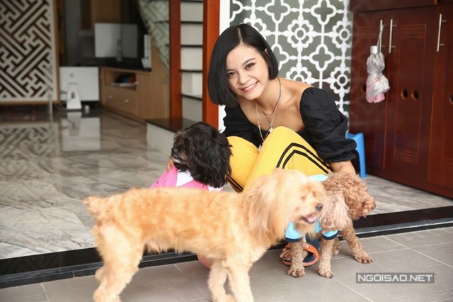 Ca sĩ Tia Hải Châu và gia đình vừa chuyển về sống tại một căn nhà 3 tầng tại TP HCM. Cô nuôi 3 chú chó làm bạn.