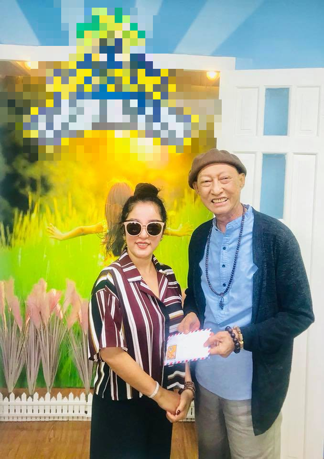 Danh hài Thúy Nga trao tặng số tiền cho nghệ sĩ Lê Bình.