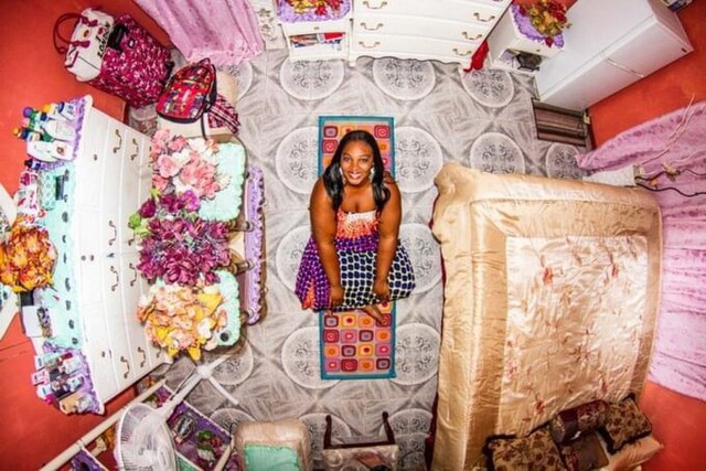 Phòng ngủ đa sắc màu của người dân ở Kingston, Jamaica.