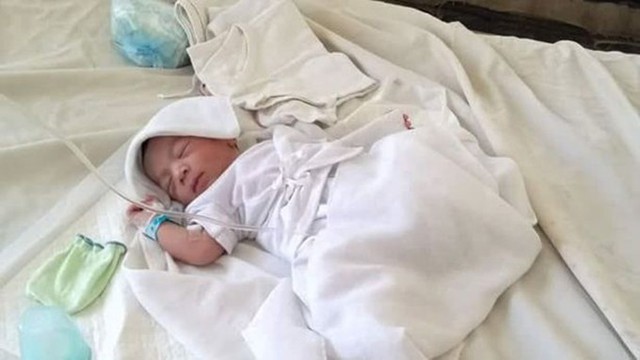 Em bé hiện hồi phục tốt ở bệnh viện sau khi được phát hiện hôm 24/9. Ảnh: Viral Press.
