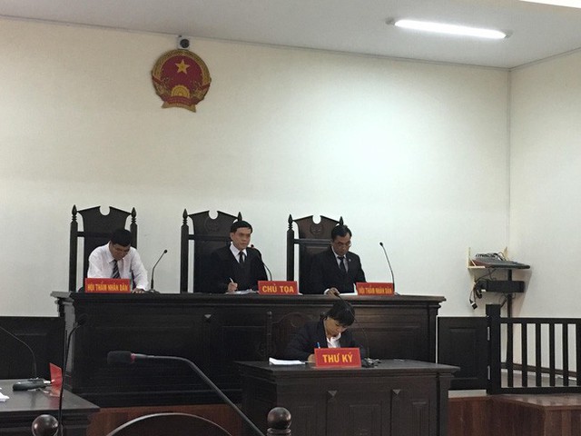 HĐXX xét hỏi, chất vấn tại phiên tòa sơ thẩm.